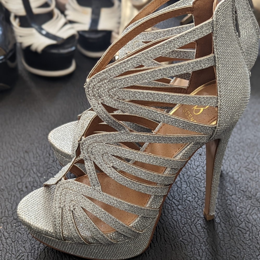 Scene Weaver silver heels size 6